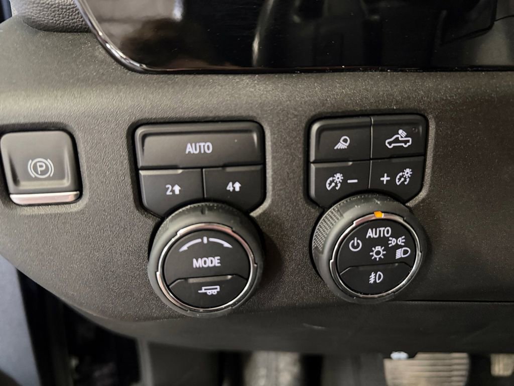 Used 2024 Chevrolet Silverado 1500 LTZ AWD/4WD image 30