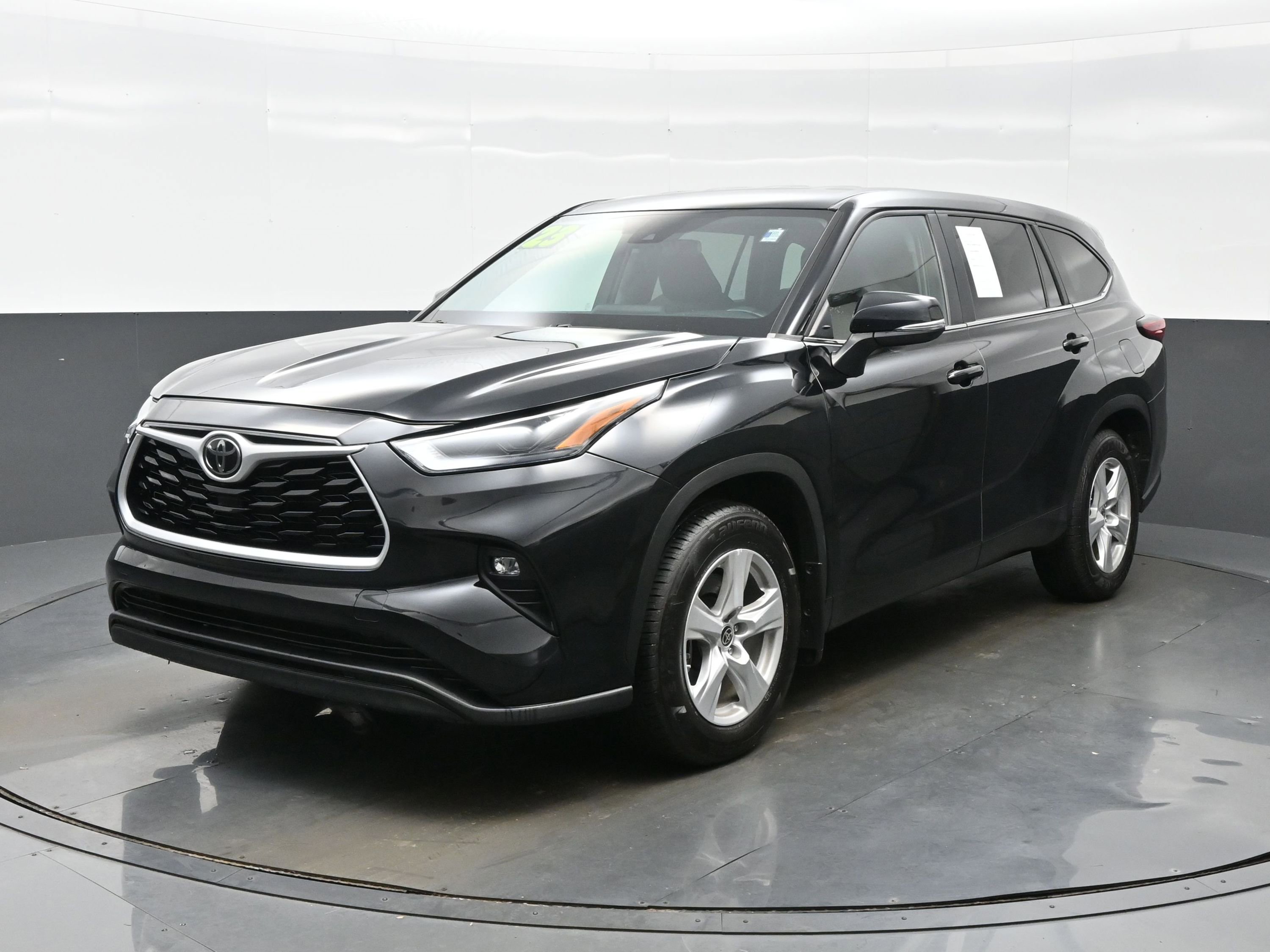 Used 2023 Toyota Highlander LE AWD/4WD image 2