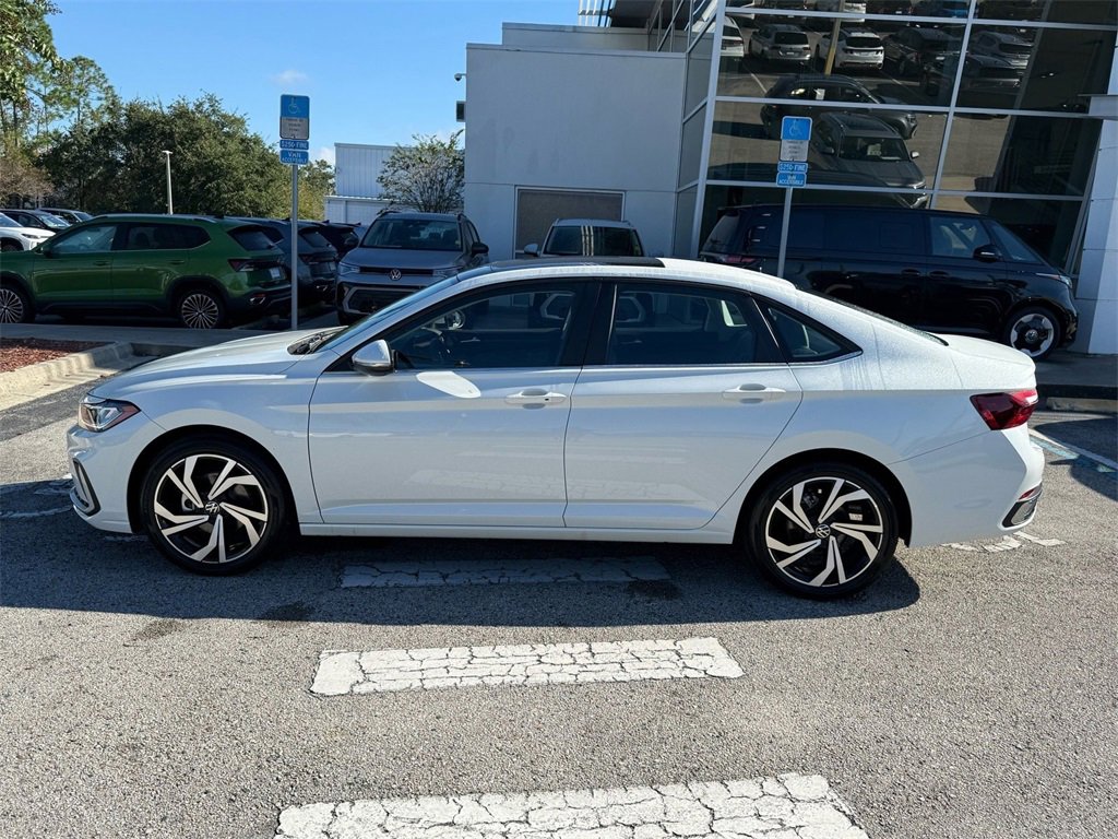 Certified 2025 Volkswagen Jetta SEL image 4