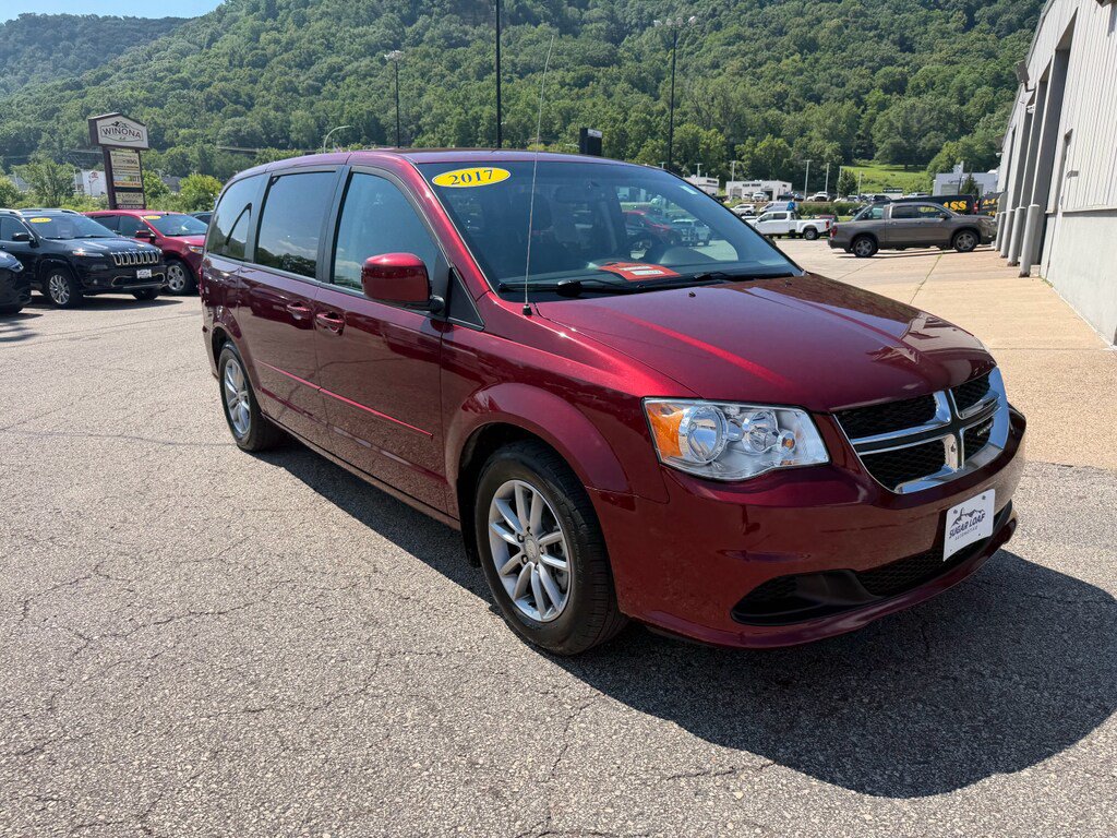 Used 2017 Dodge Grand Caravan SE FWD image 3