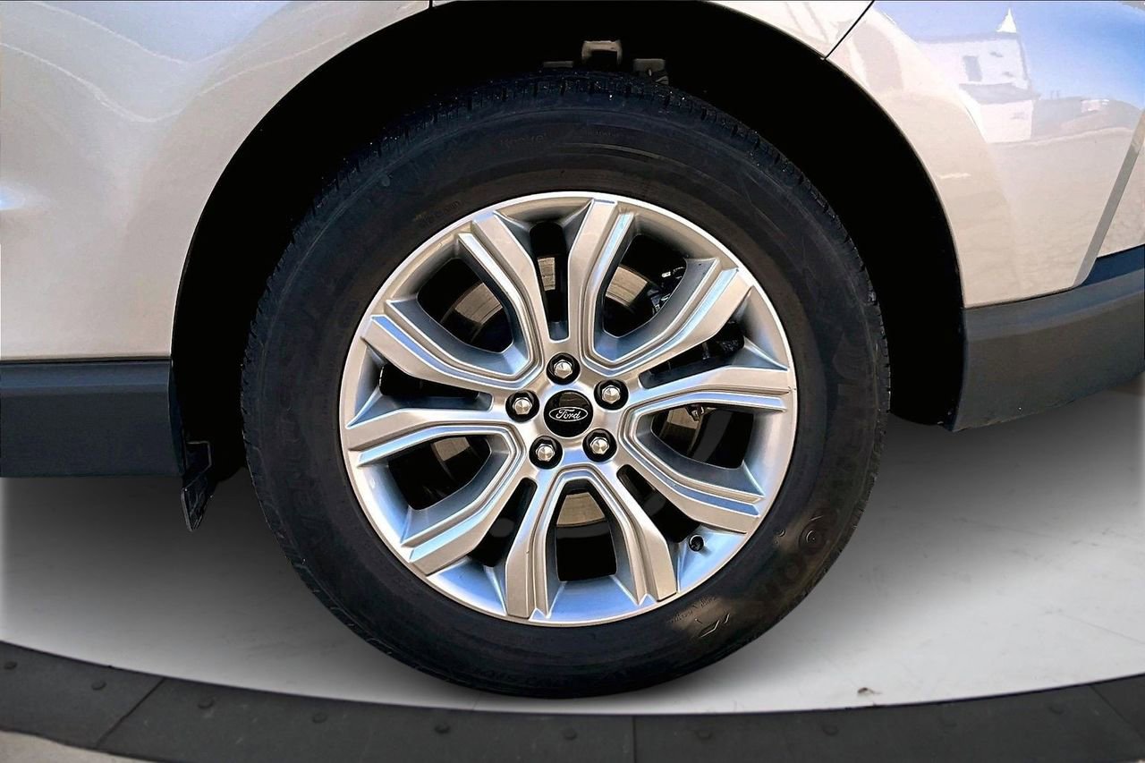Used 2024 Ford Edge Titanium image 34