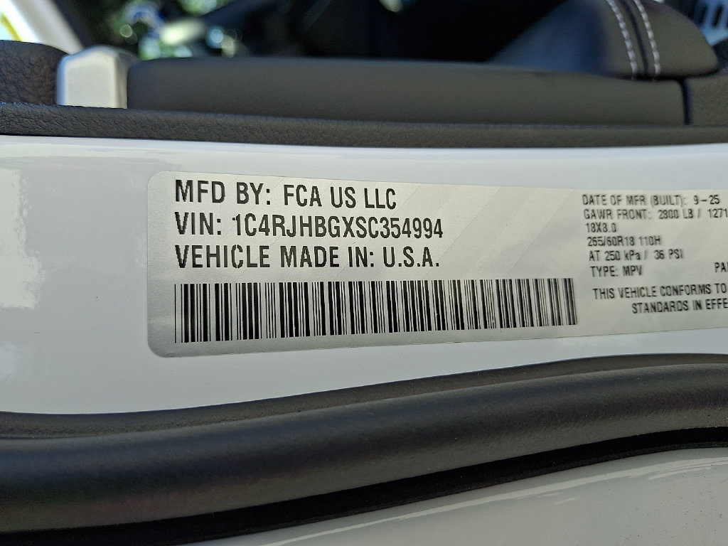 Used 2025 Jeep Grand Cherokee Limited AWD/4WD image 27