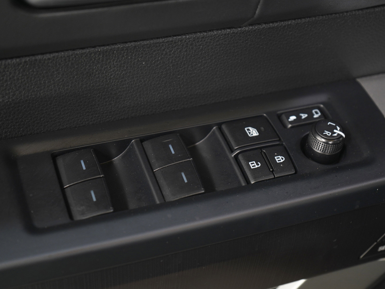 Used 2025 Toyota Sequoia Platinum AWD/4WD image 28