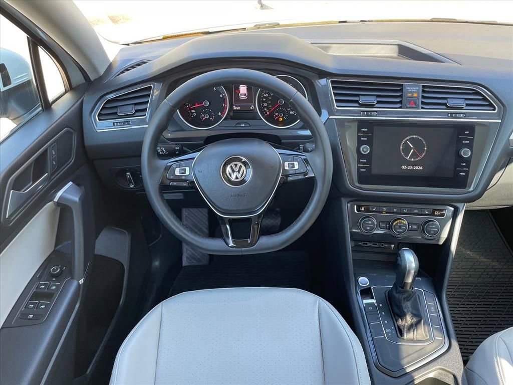 Used 2020 Volkswagen Tiguan SE w/ Panoramic Sunroof Package image 5