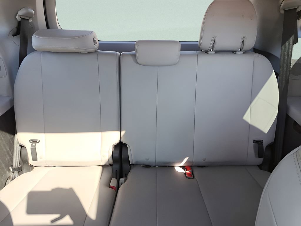 Used 2018 Toyota Sienna Limited Premium w/ Carpet Mat Package image 9