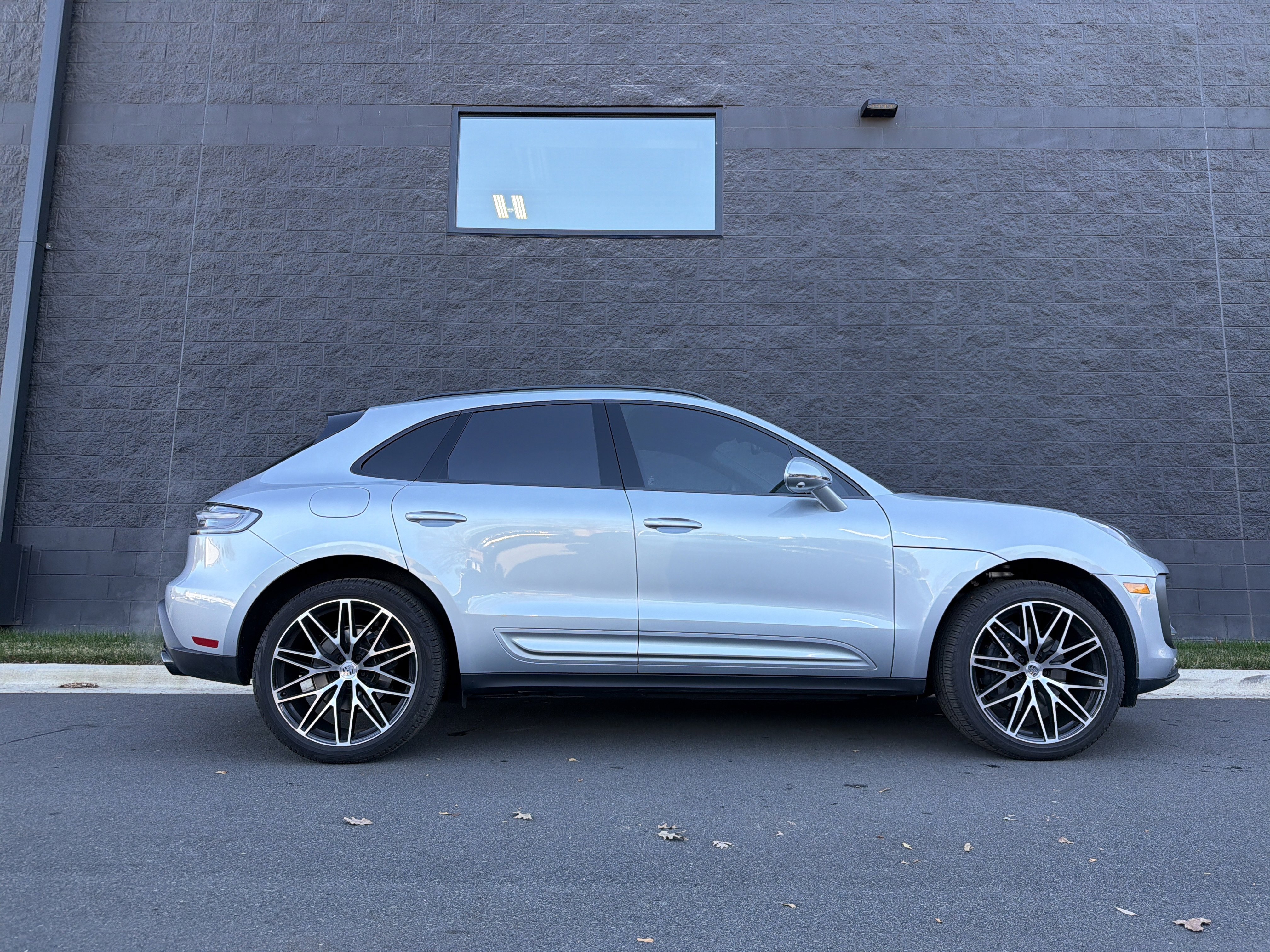 Certified 2025 Porsche Macan image 8