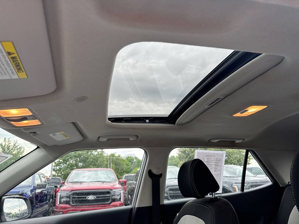 Used 2023 Hyundai Venue SEL FWD image 19