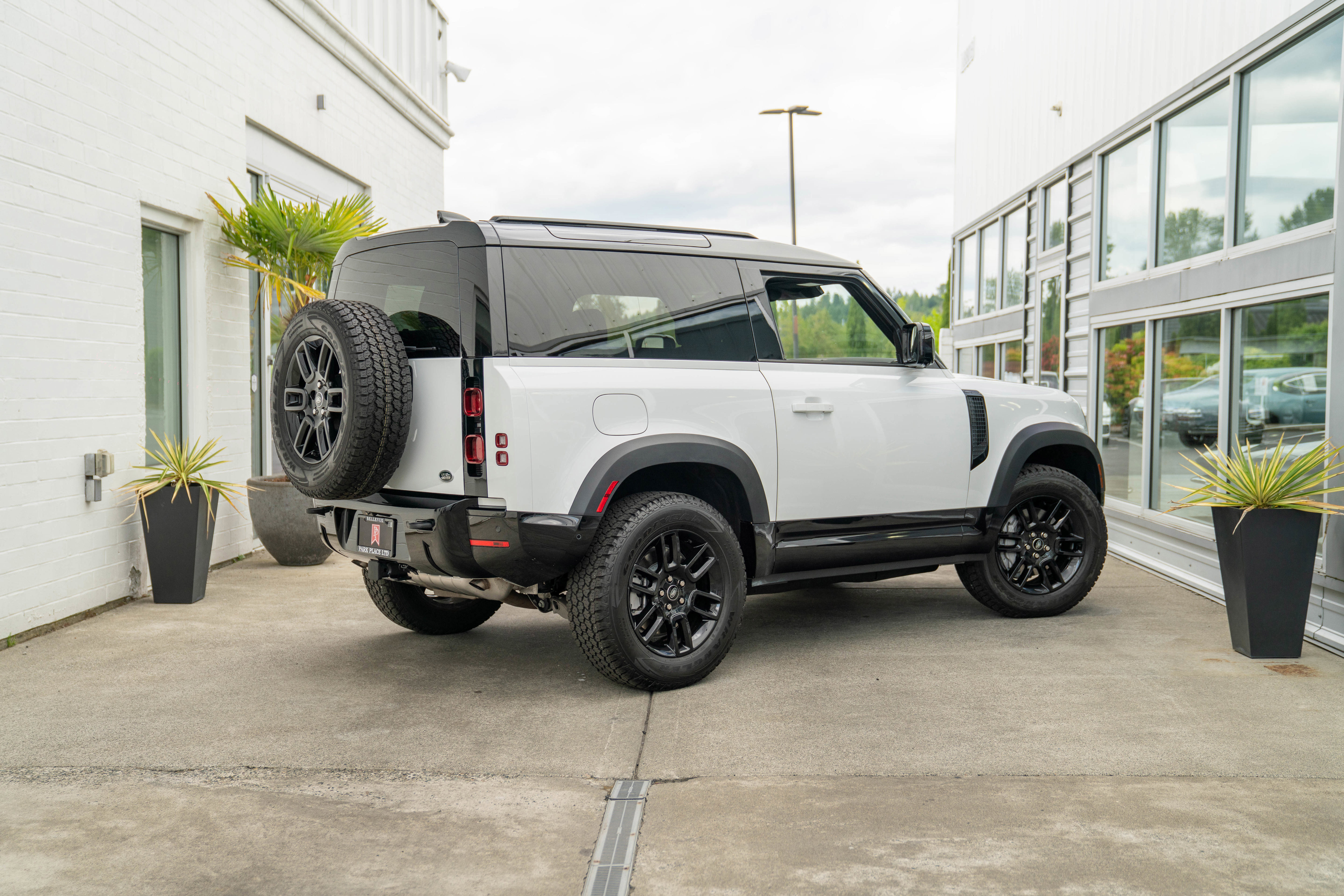 Used 2022 Land Rover Defender 90 X-Dynamic S image 10