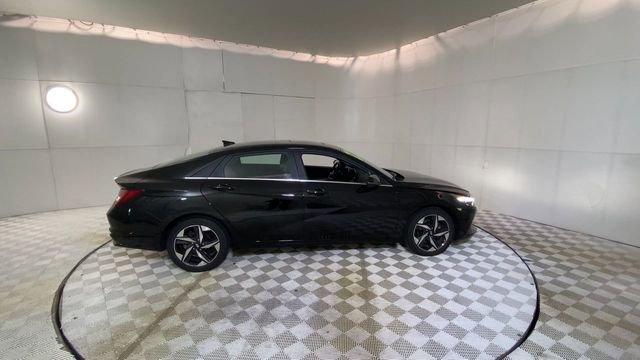 Used 2023 Hyundai Elantra Limited w/ Preferred Accessory Package image 4