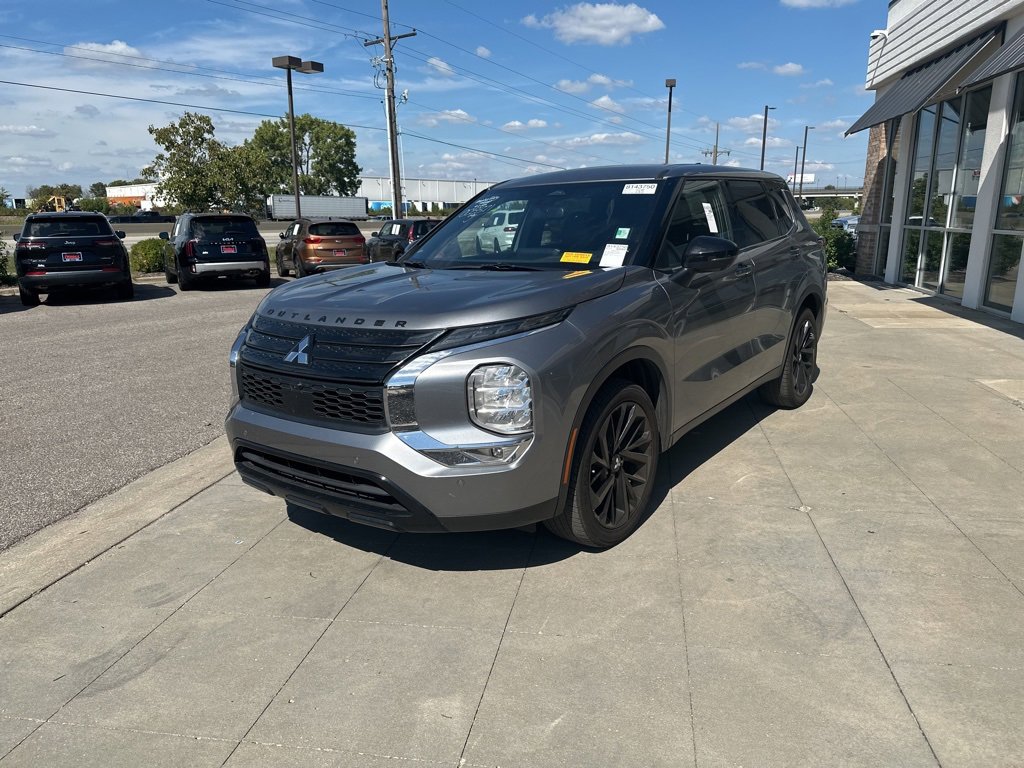 Used 2024 Mitsubishi Outlander SE image 12