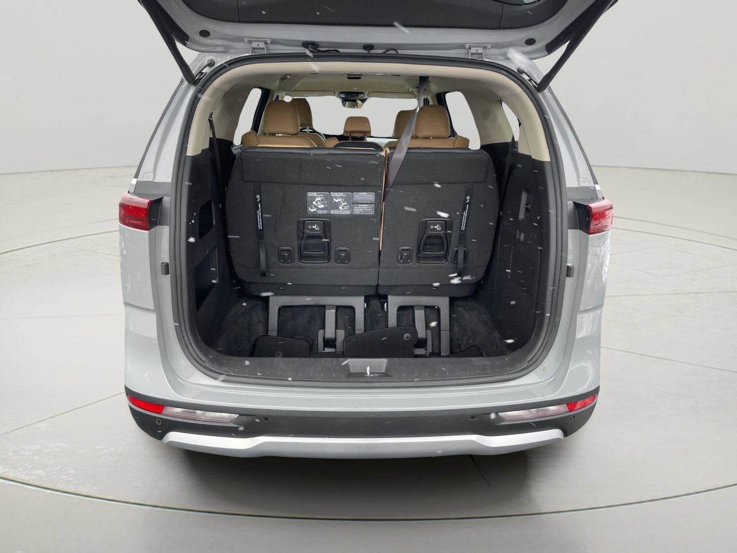 Used 2023 Kia Carnival EX image 9