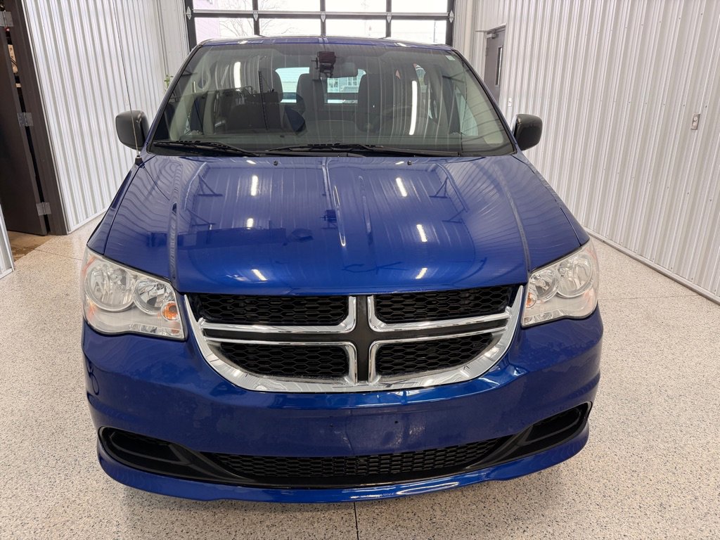 Used 2018 Dodge Grand Caravan SE w/ UConnect Hands-Free Group image 2