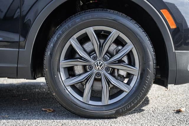 Used 2022 Volkswagen Tiguan SE w/ Panoramic Sunroof Package image 17