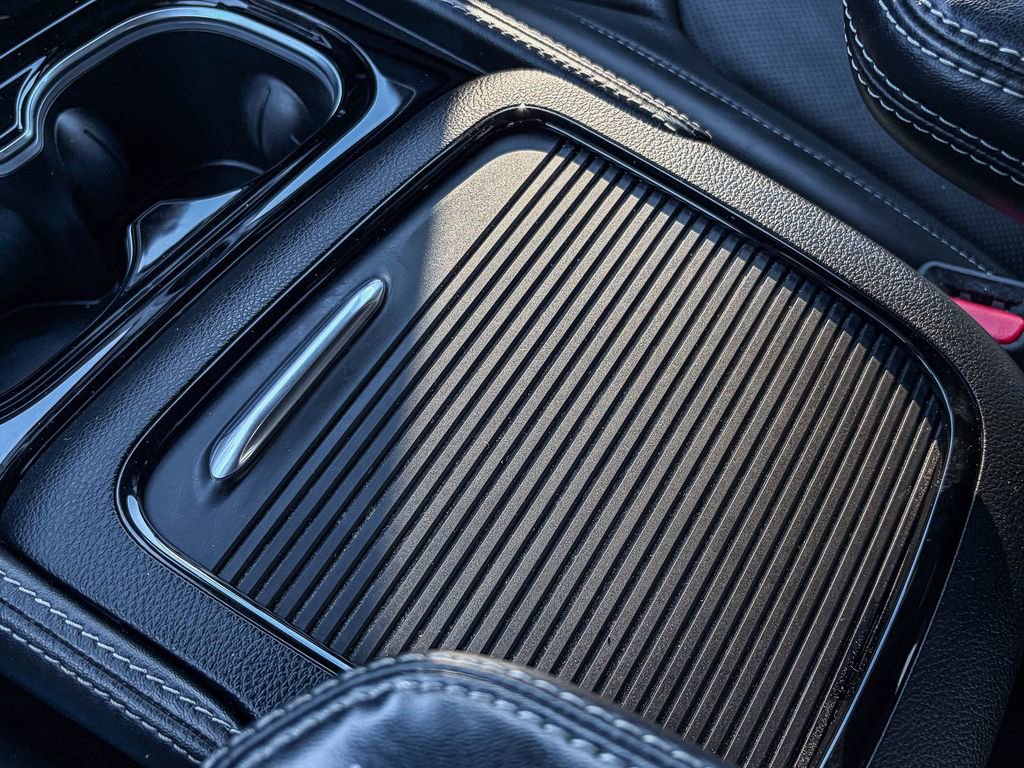 Used 2025 Chrysler Pacifica Premium image 37