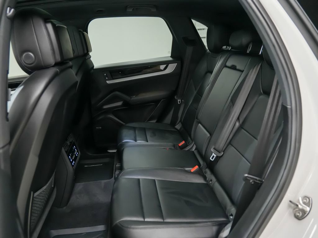 Certified 2024 Porsche Cayenne AWD/4WD image 18