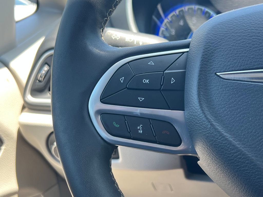 Used 2023 Chrysler Pacifica Touring-L FWD image 24