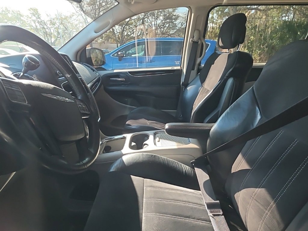 Used 2015 Chrysler Town & Country Limited image 7