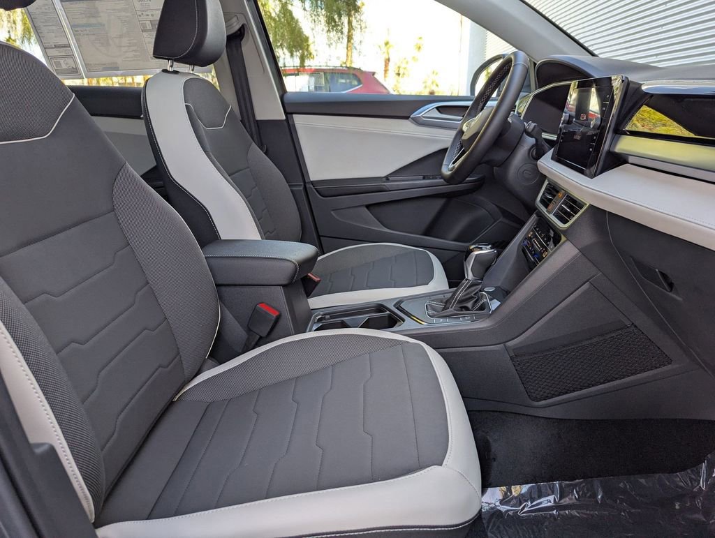 Used 2025 Volkswagen Taos SE w/ Panoramic Sunroof Package FWD image 21
