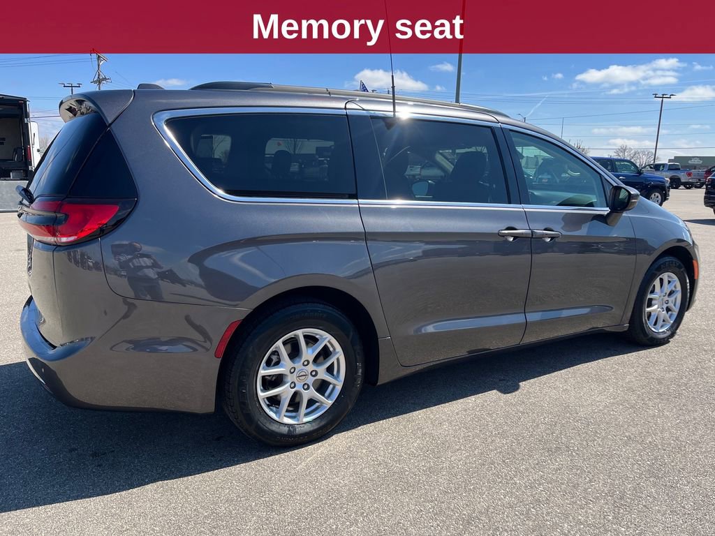 Used 2022 Chrysler Pacifica Touring-L image 5