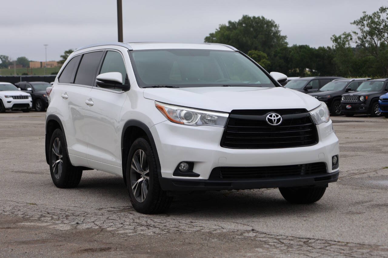 Used 2016 Toyota Highlander XLE AWD/4WD image 4