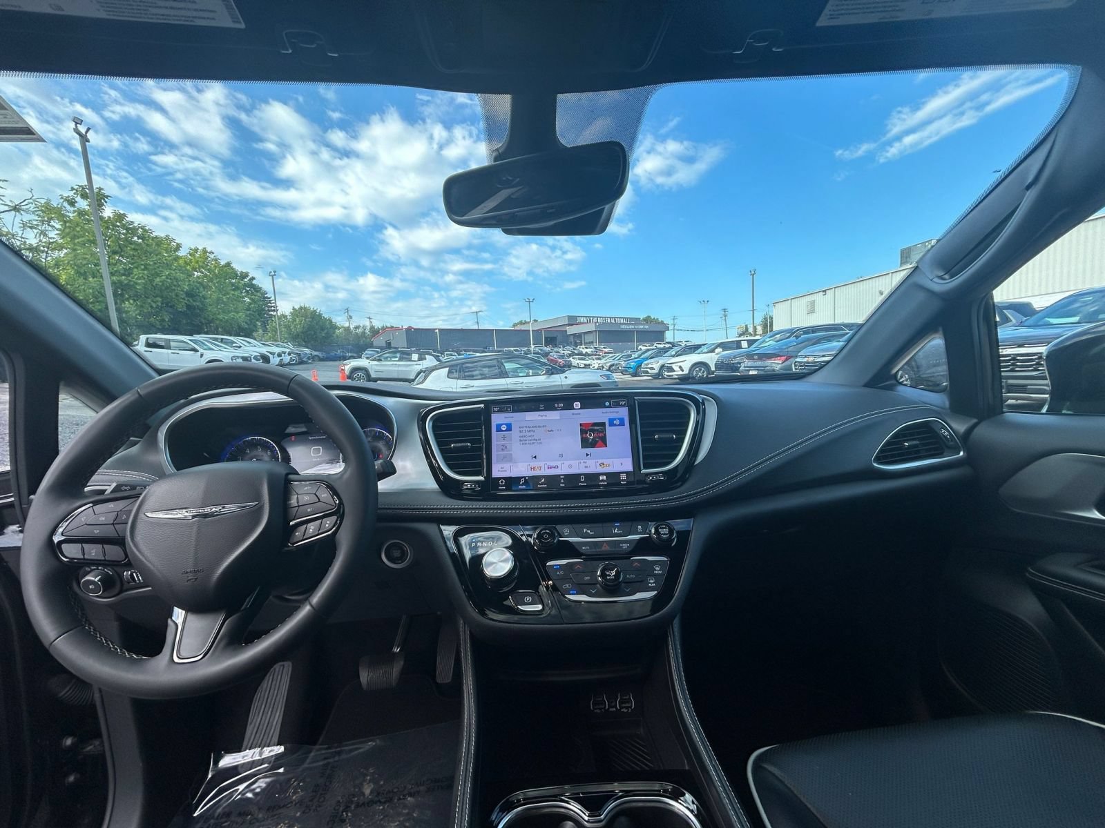Used 2025 Chrysler Pacifica Limited FWD image 31