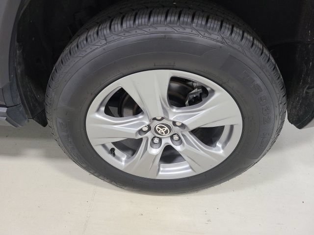 Used 2024 Toyota RAV4 XLE AWD/4WD image 39