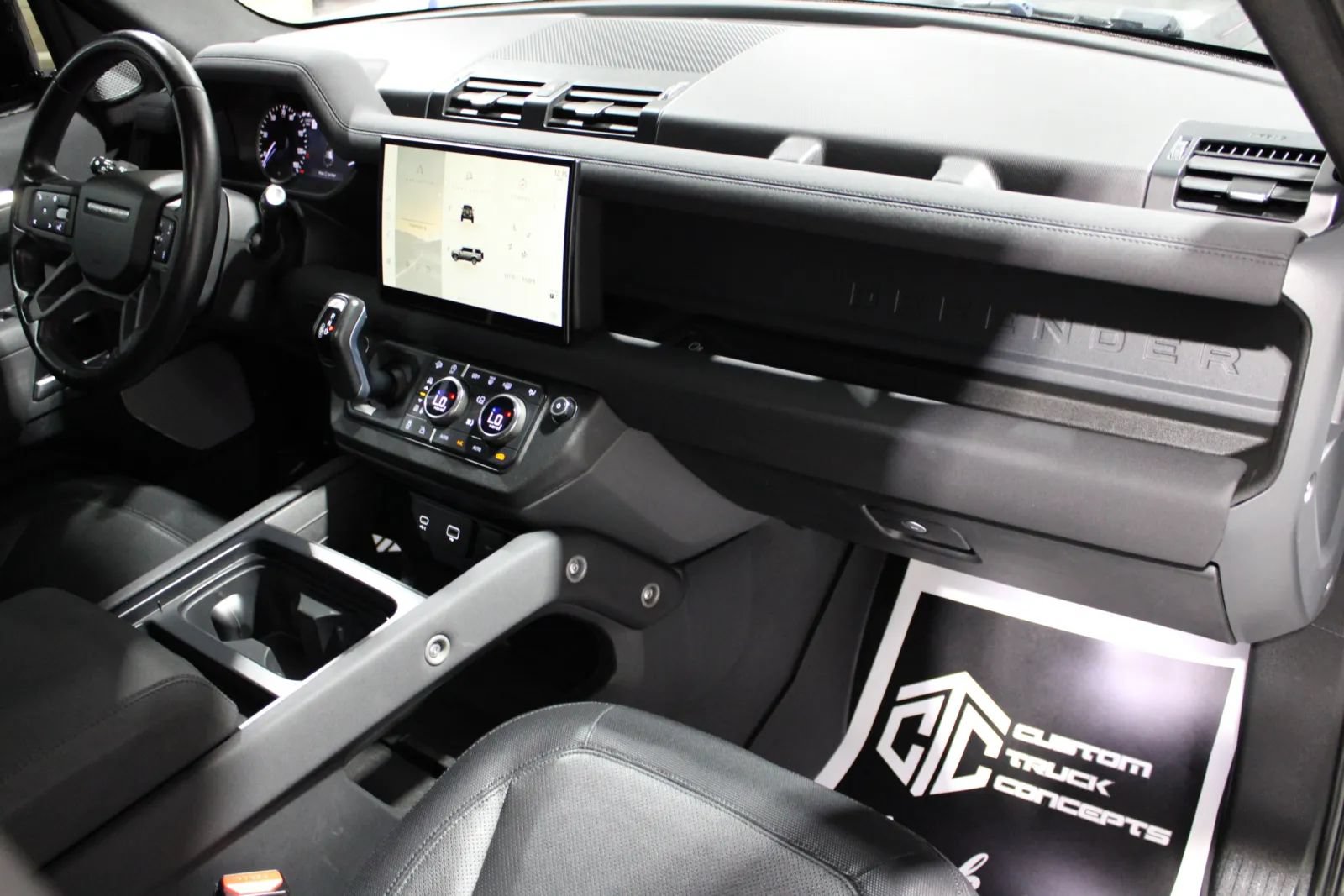 Used 2023 Land Rover Defender 130 X-Dynamic SE AWD/4WD image 28