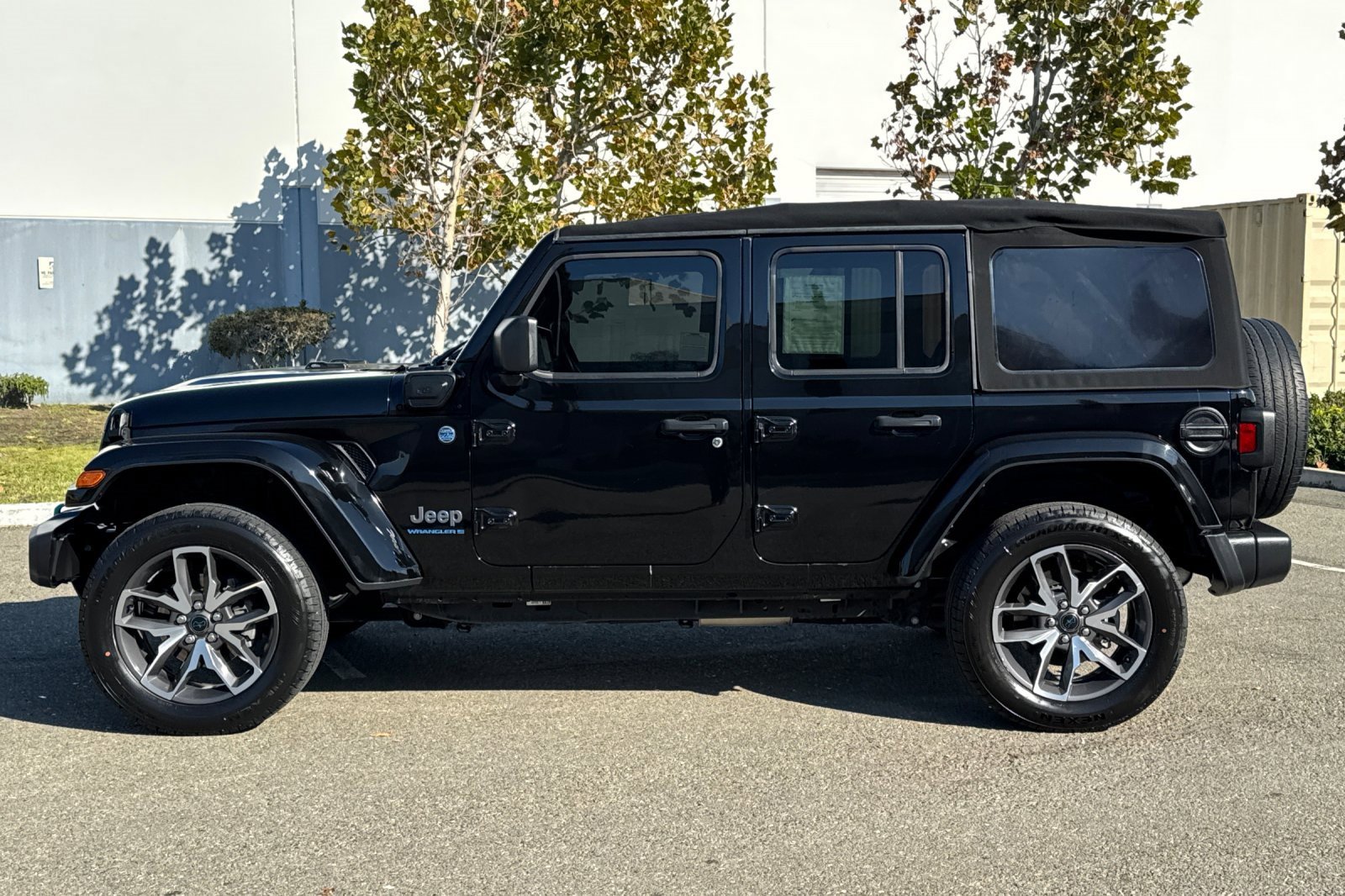 Used 2024 Jeep Wrangler Unlimited image 7