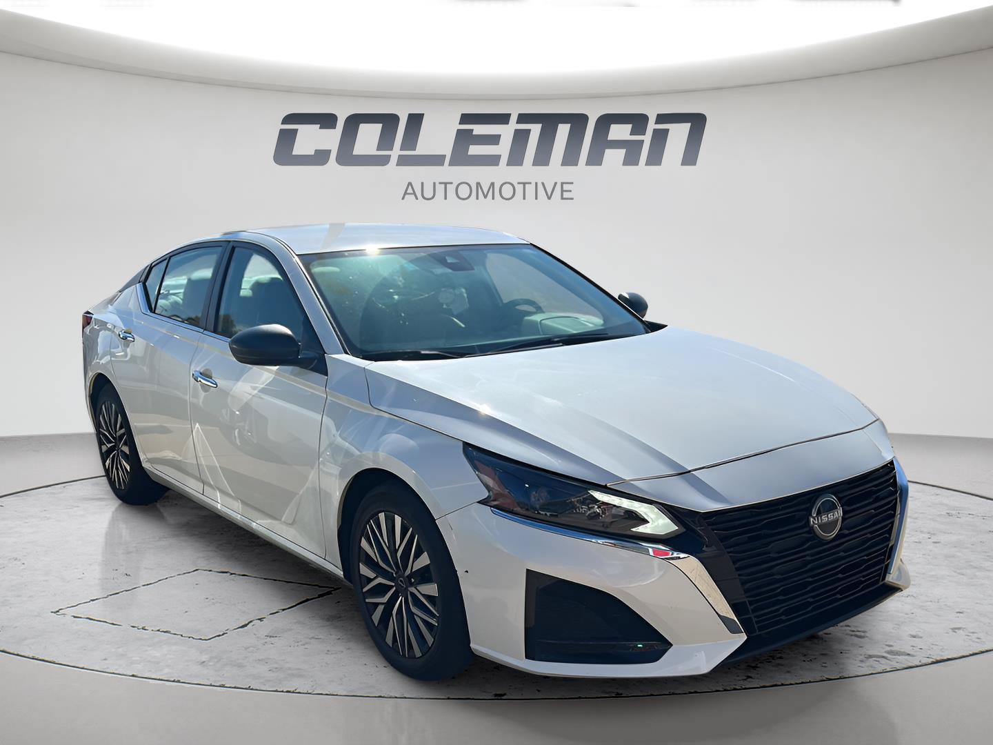 Used 2024 Nissan Altima 2.5 SV FWD image 2