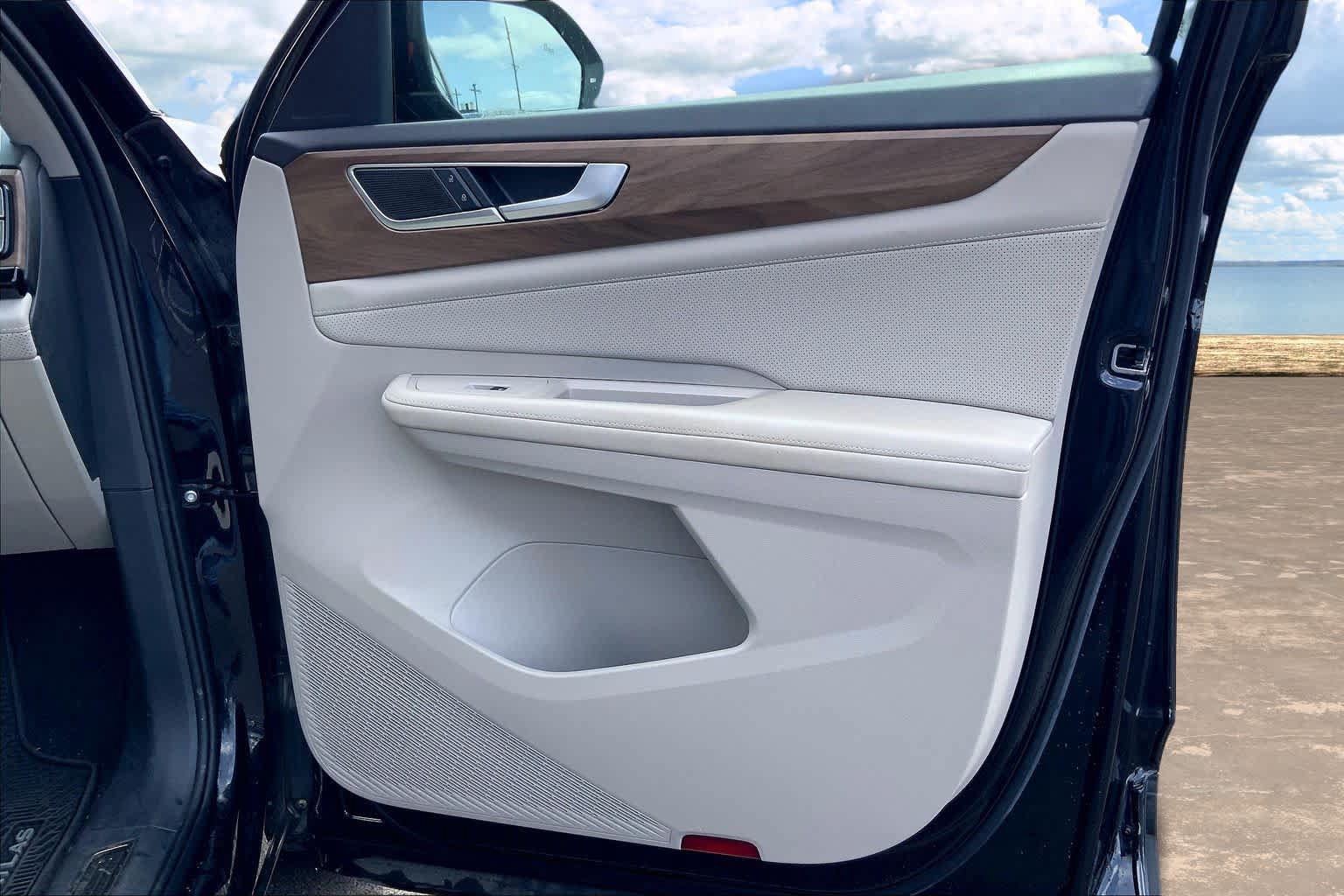Used 2024 Volkswagen Atlas SE w/ Panoramic Sunroof Package FWD image 28