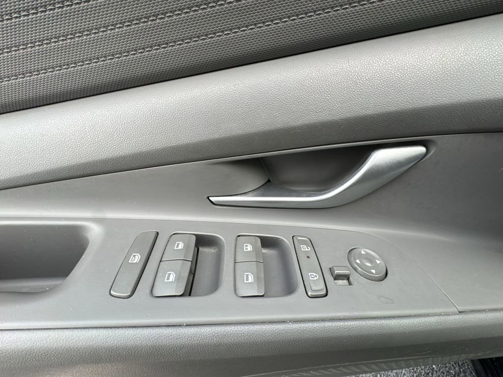 Used 2024 Hyundai Elantra SE image 13