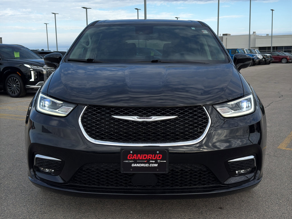 Used 2024 Chrysler Pacifica Touring-L image 3