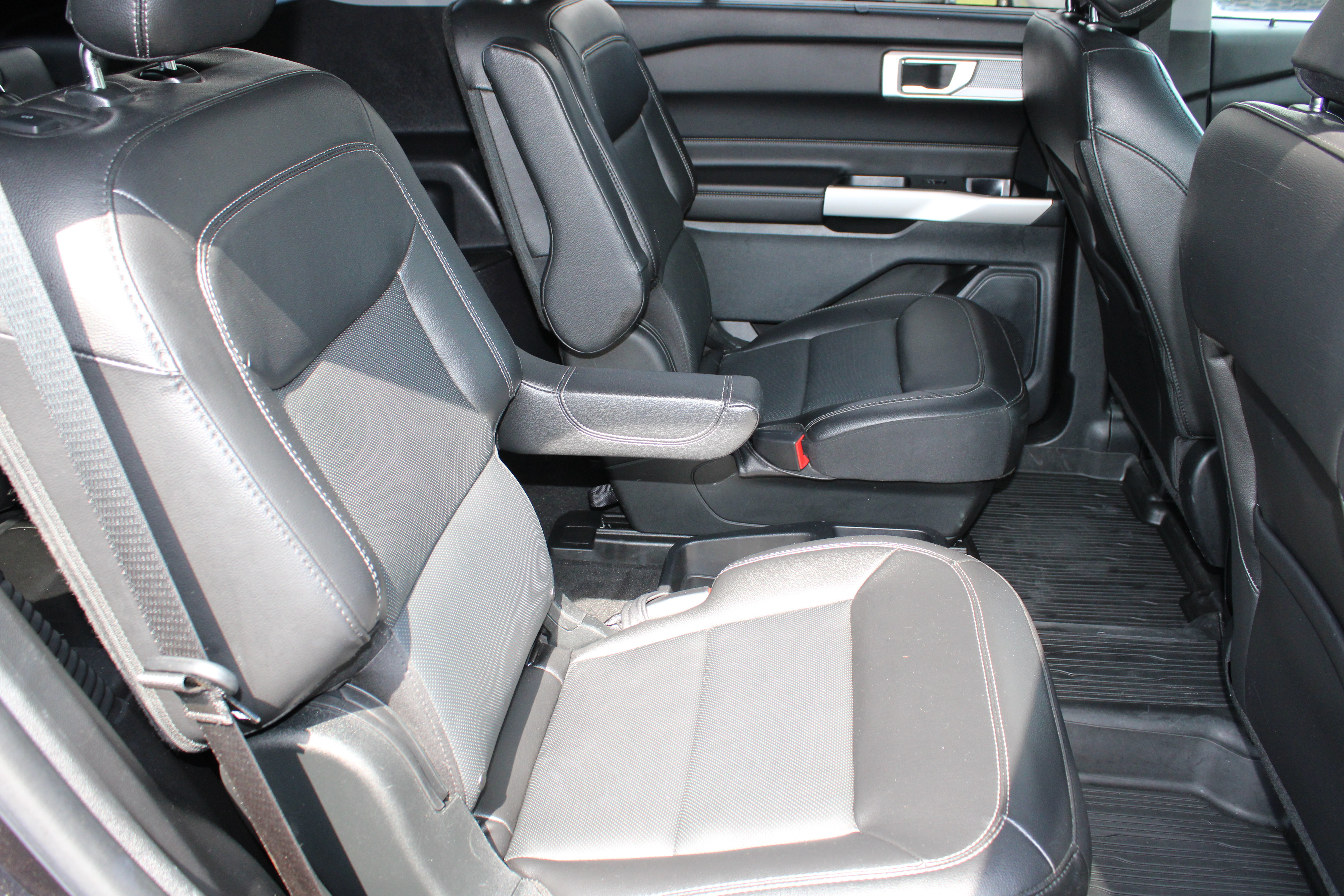 Used 2021 Ford Explorer Limited w/ Equipment Group 301A RWD image 16