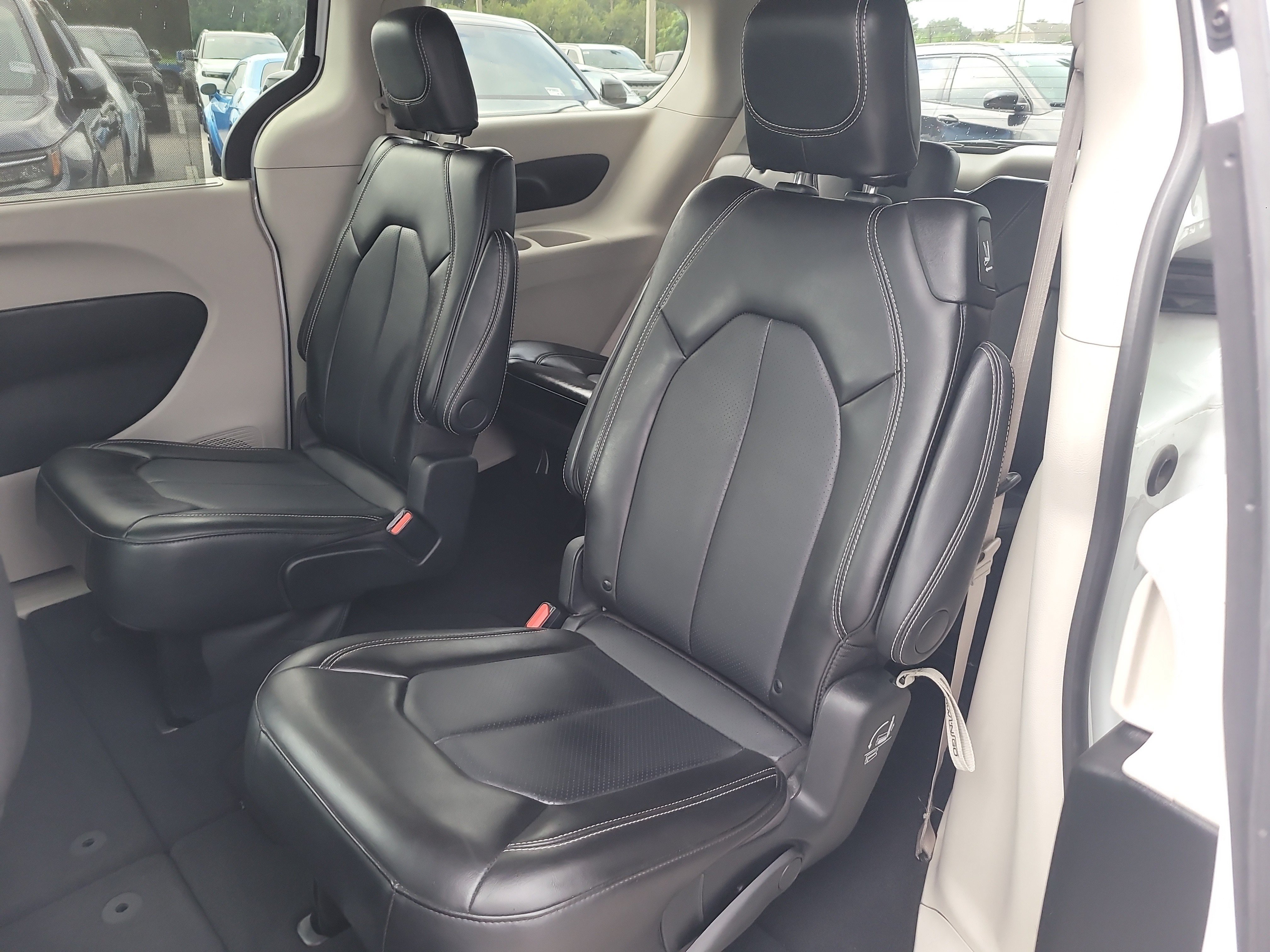 Used 2024 Chrysler Pacifica Touring-L FWD image 10