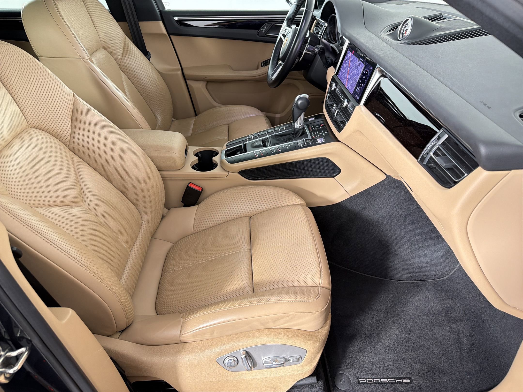 Certified 2020 Porsche Macan AWD/4WD image 30