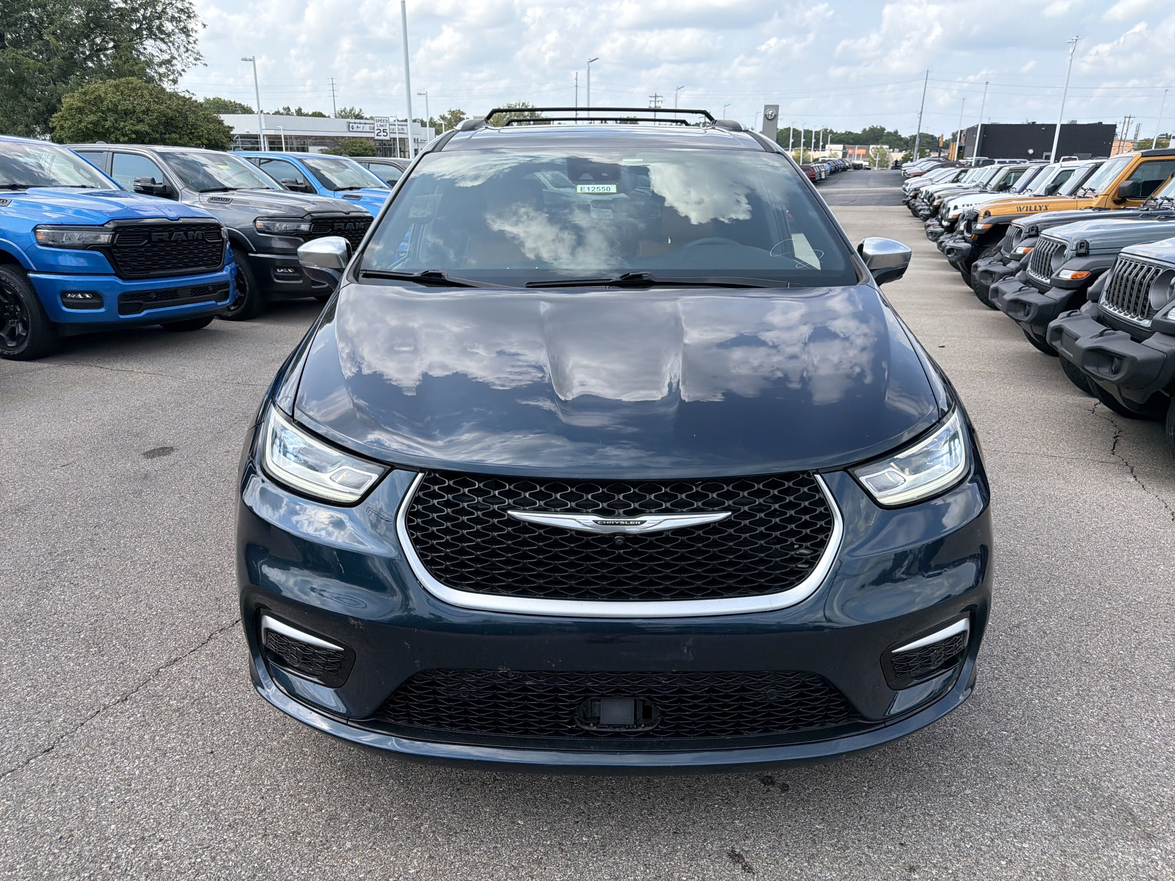 Used 2022 Chrysler Pacifica Pinnacle AWD/4WD image 3