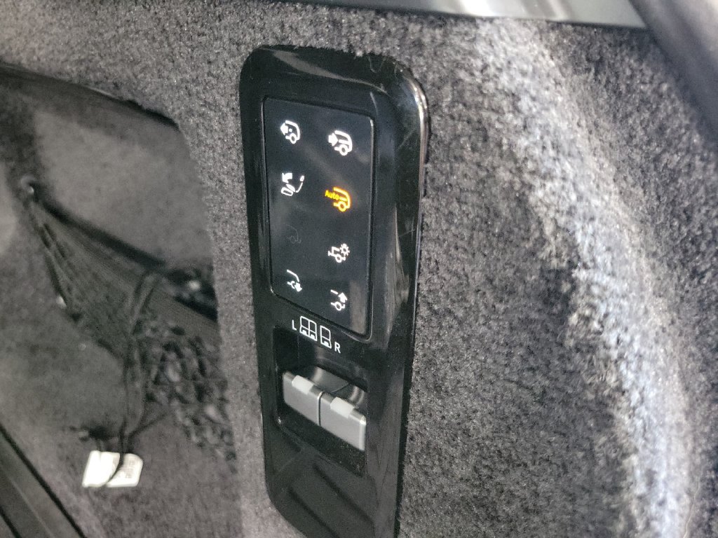 Used 2023 Land Rover Range Rover SV AWD/4WD image 32