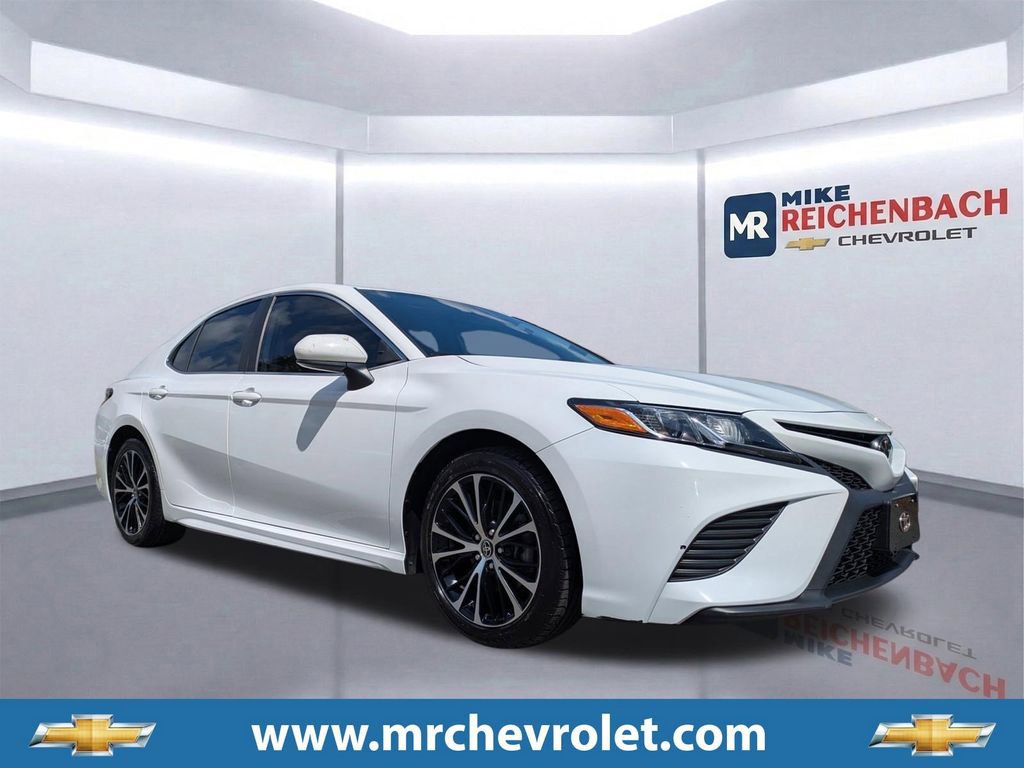 Used 2020 Toyota Camry SE image 1