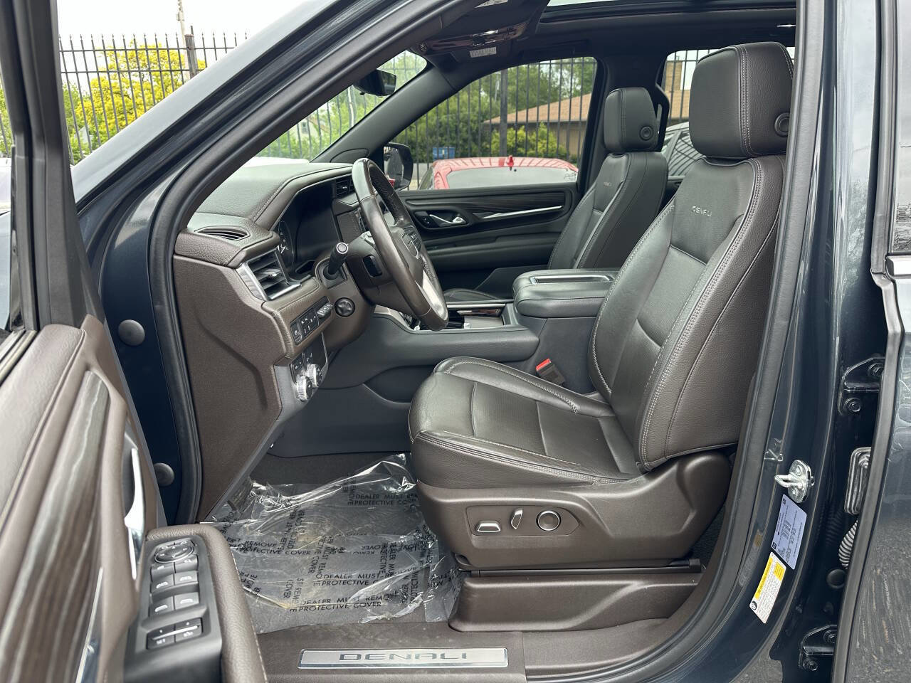 Used 2021 GMC Yukon Denali w/ Denali Premium Package image 12