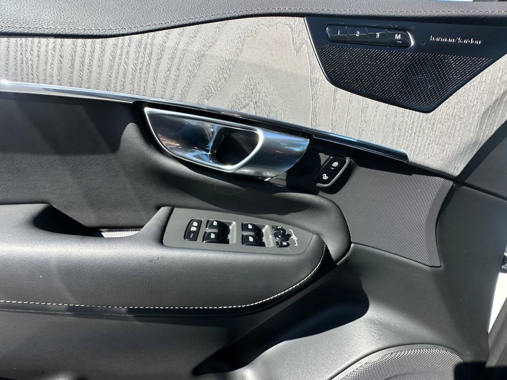 Used 2025 Volvo XC90 T8 Ultra w/ Protection Package Premier image 11