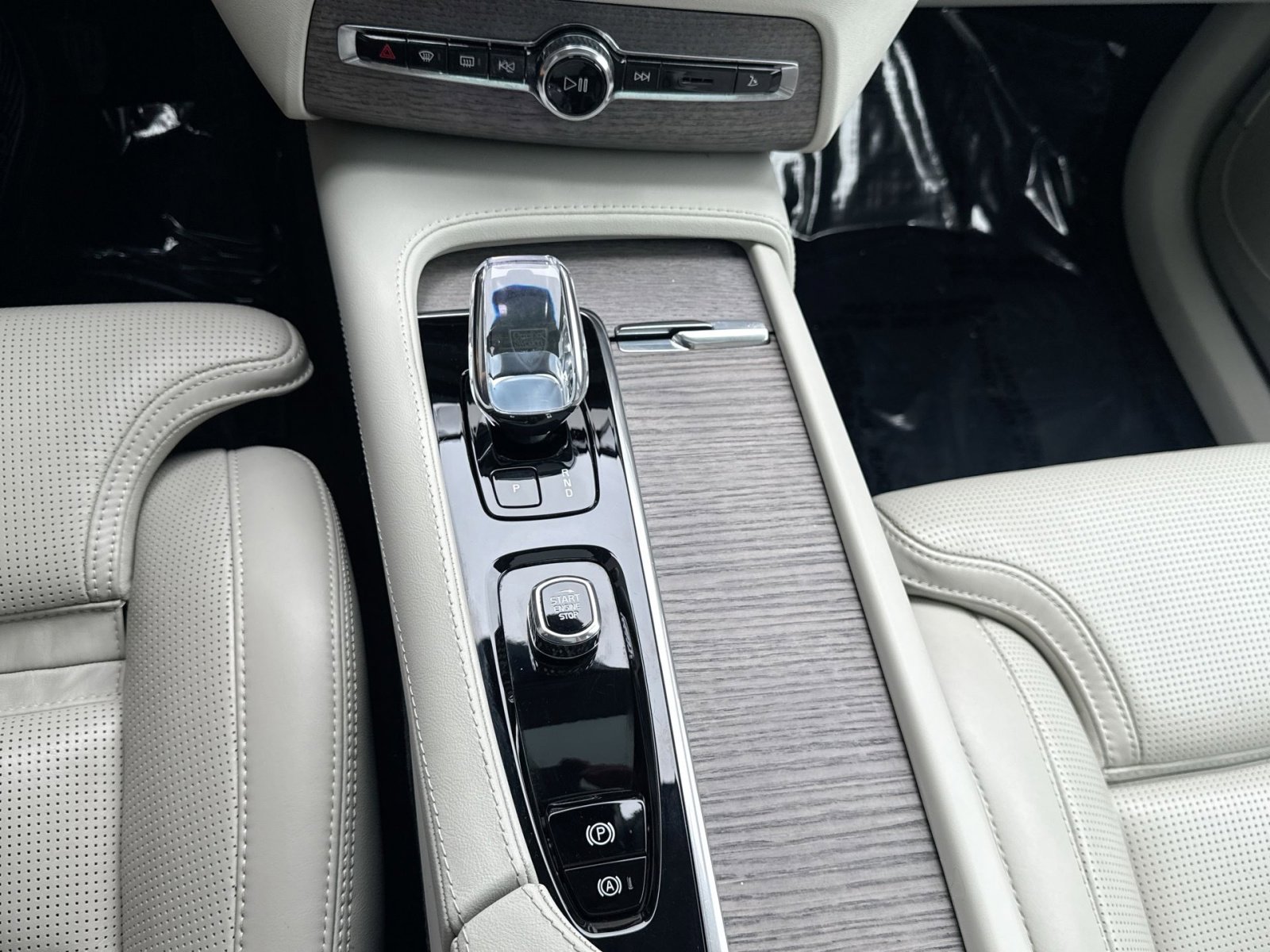Certified 2023 Volvo XC90 B6 Ultimate w/ Protection Package Premier AWD/4WD image 23