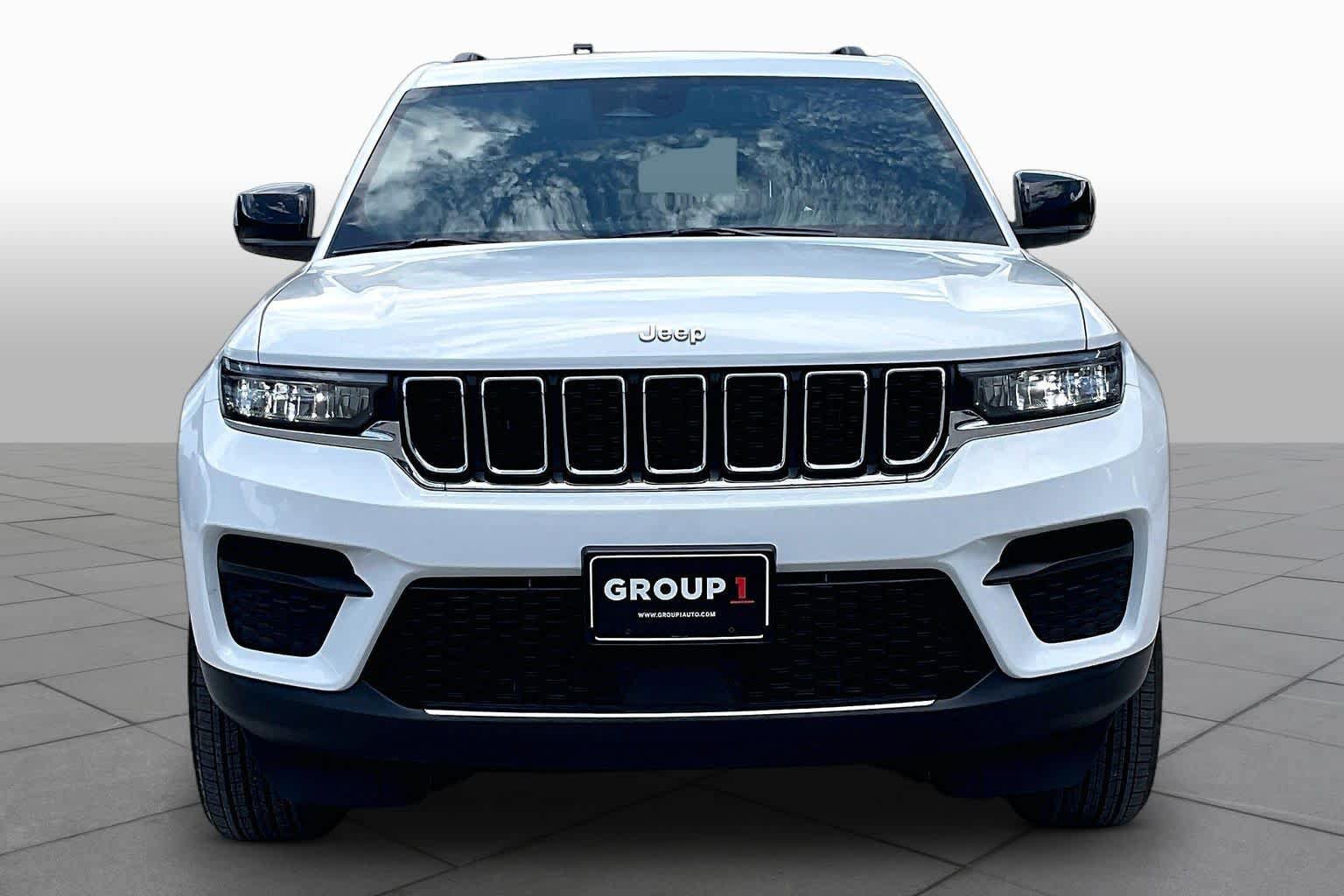 Used 2025 Jeep Grand Cherokee Laredo X AWD/4WD image 4
