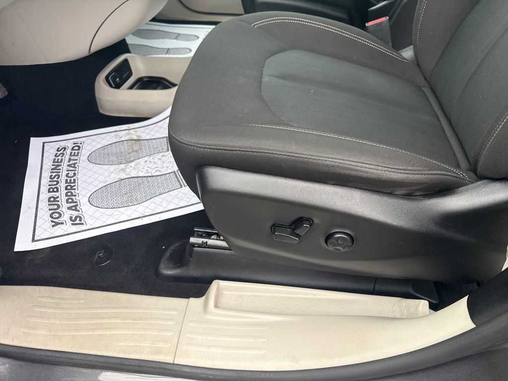 Used 2023 Chrysler Voyager LX FWD image 19