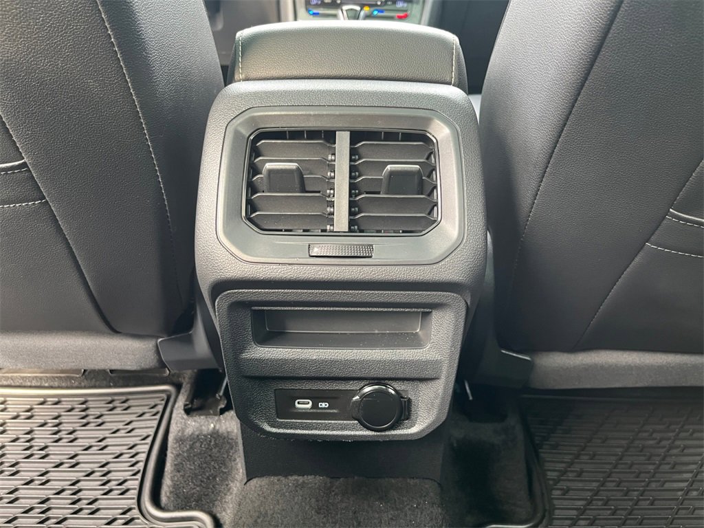 Used 2024 Volkswagen Tiguan SE R-Line image 18