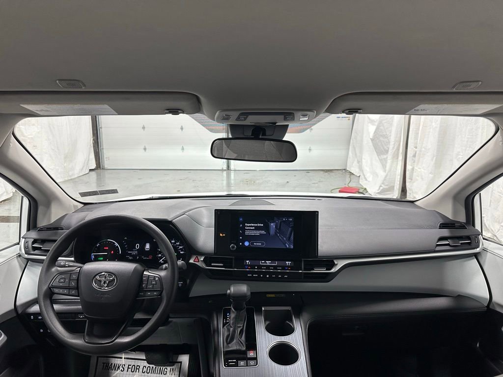 Used 2025 Toyota Sienna LE FWD image 41