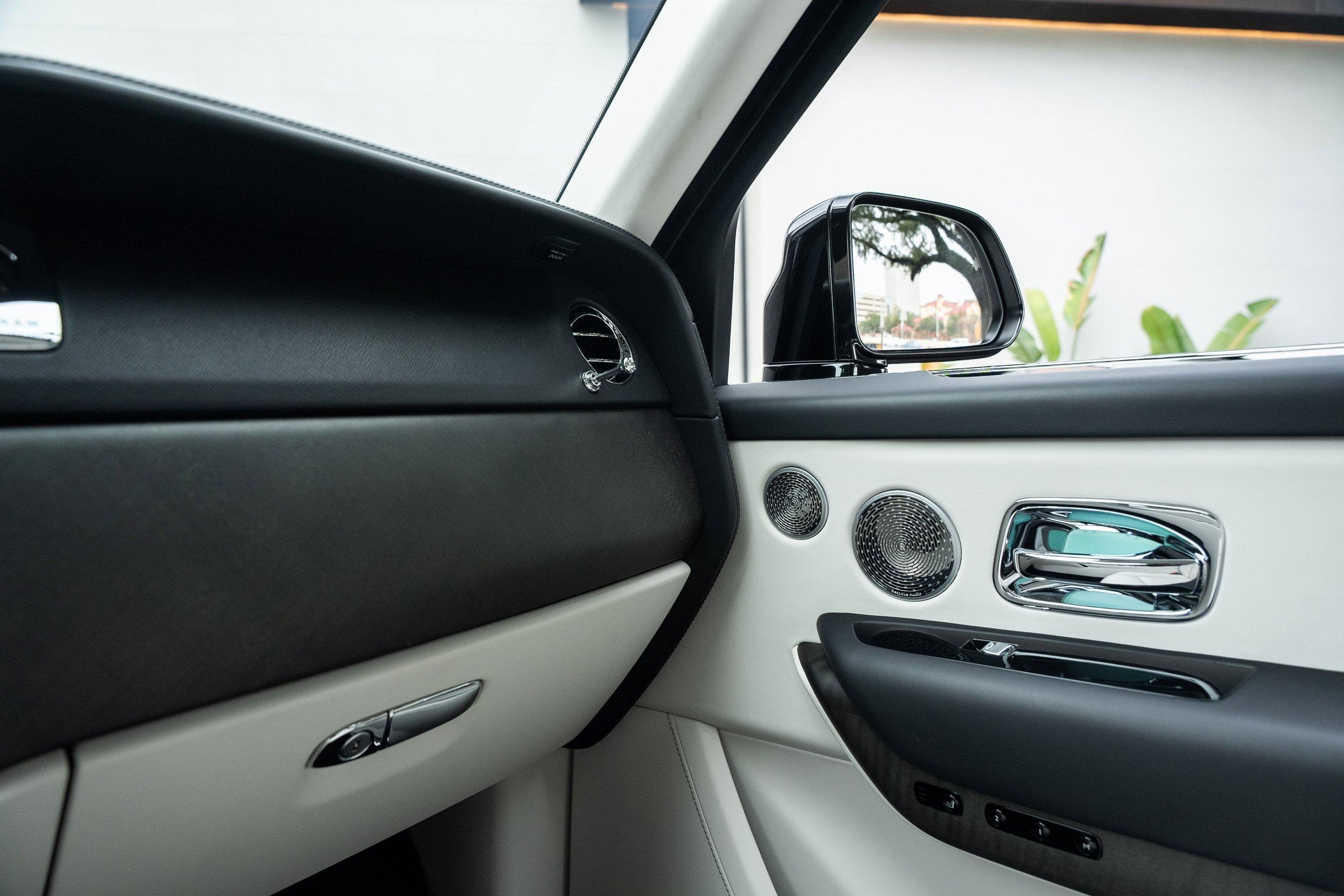 Used 2023 Rolls-Royce Cullinan w/ Cullinan Package image 42