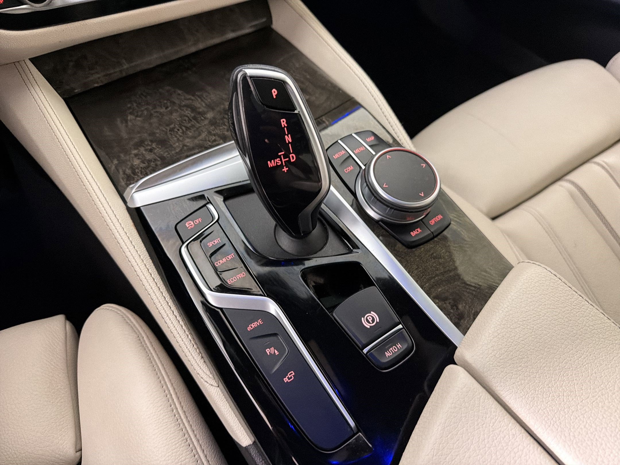 Used 2020 BMW 530e w/ Premium Package RWD image 17