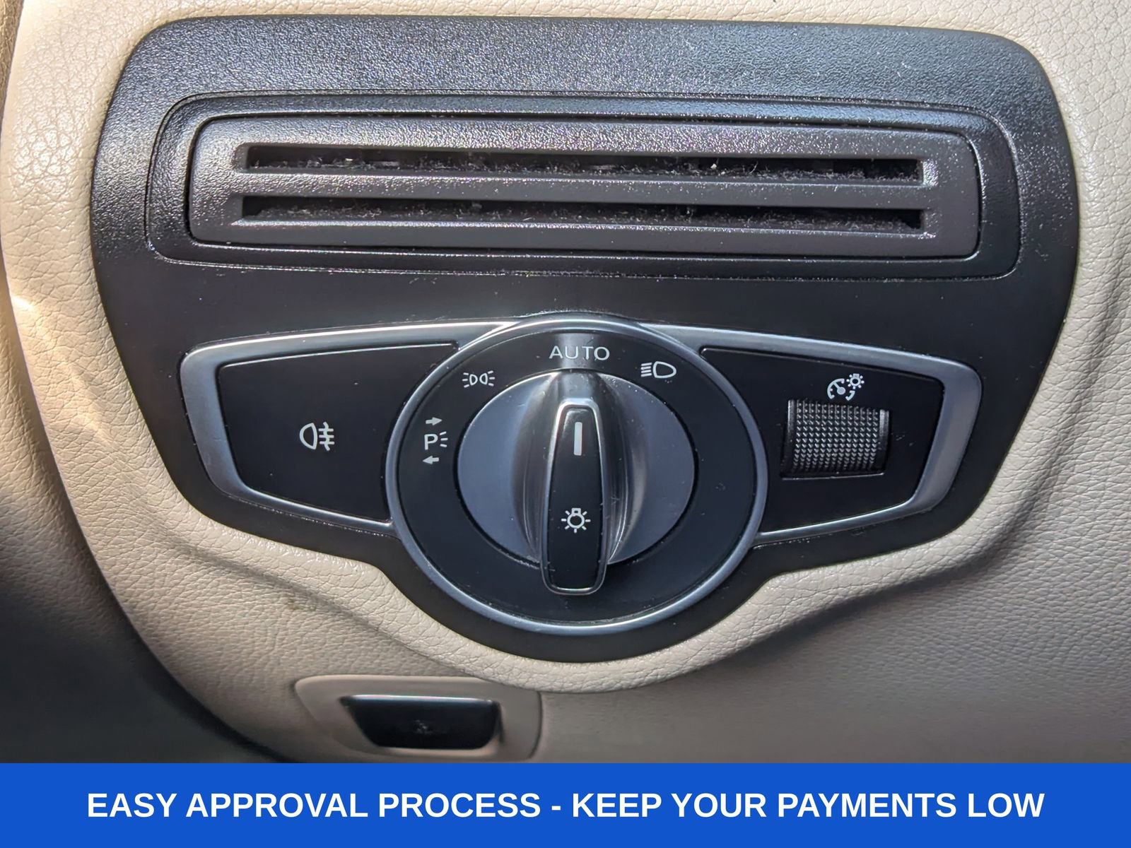 Used 2019 Mercedes-Benz GLC 300 4MATIC w/ Premium Package image 40