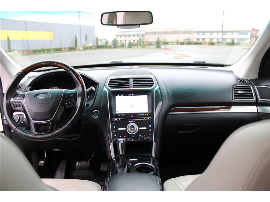 Used 2017 Ford Explorer Platinum image 16