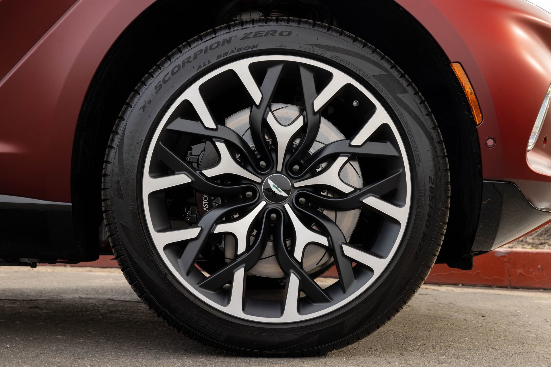 Used 2021 Aston Martin DBX AWD/4WD image 22